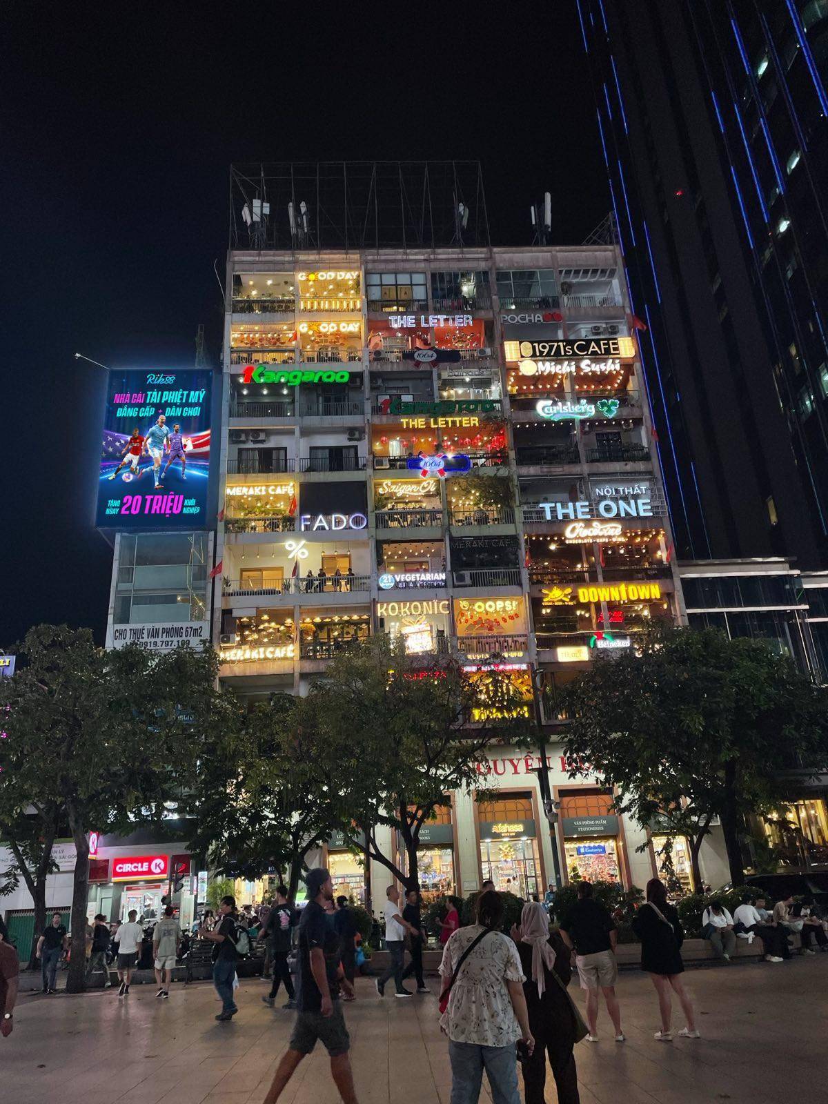 14. Billboard tại VN - Chung cư 42 Nguyễn Huệ, TPHCM.jpeg